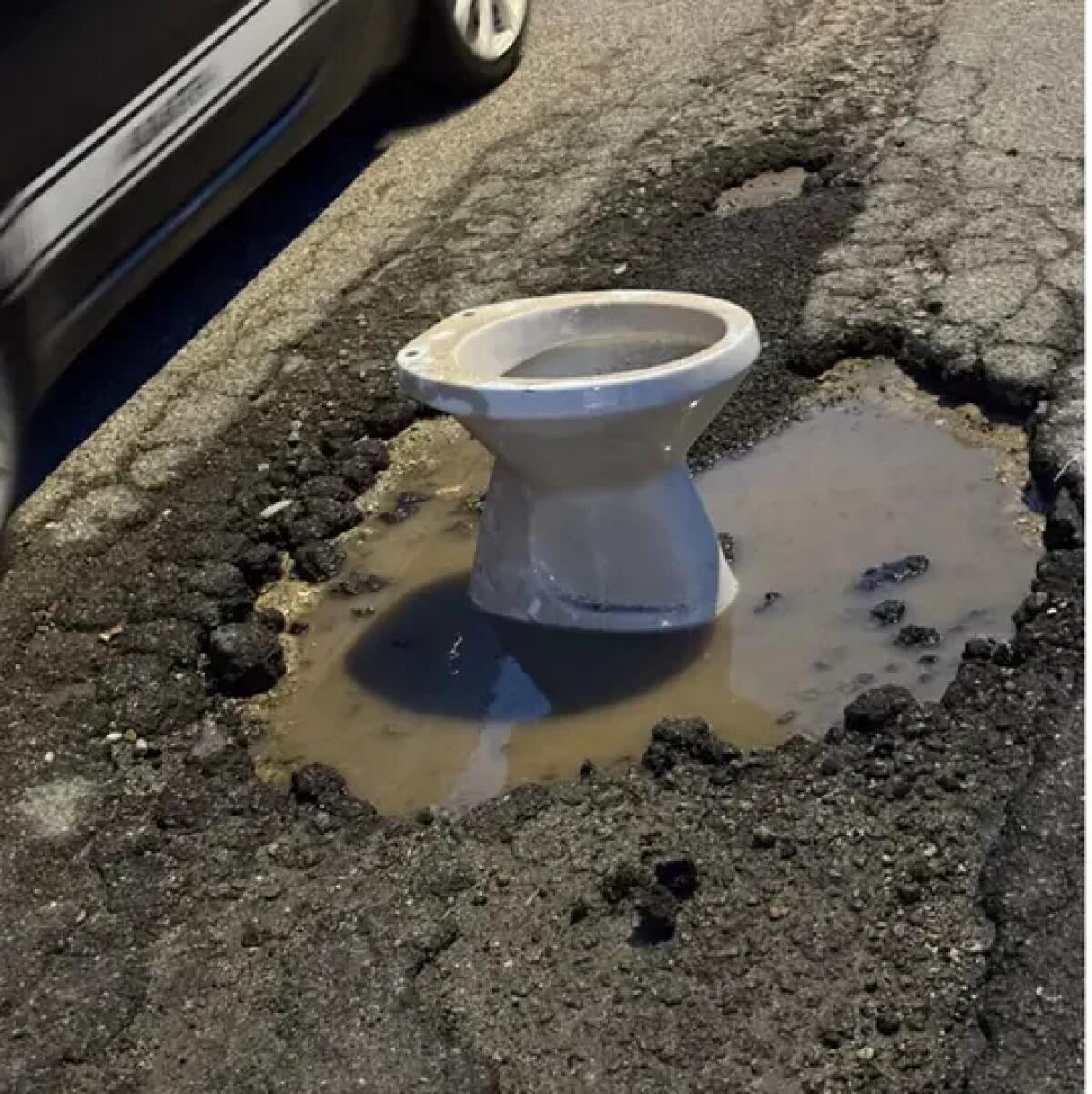 Un water al centro della strada per segnalare l’ennesima buca sul corso - 