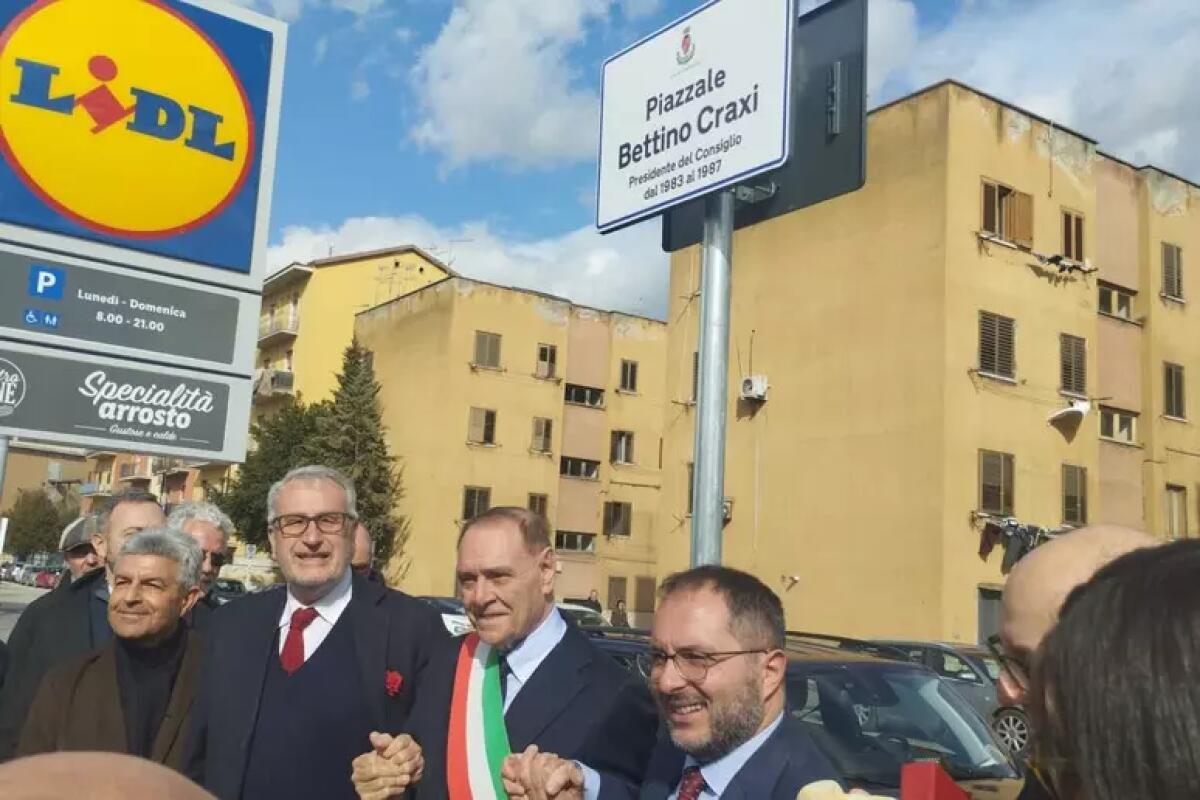 Mastella inaugura a Benevento piazza intitolata a Bettino Craxi - 