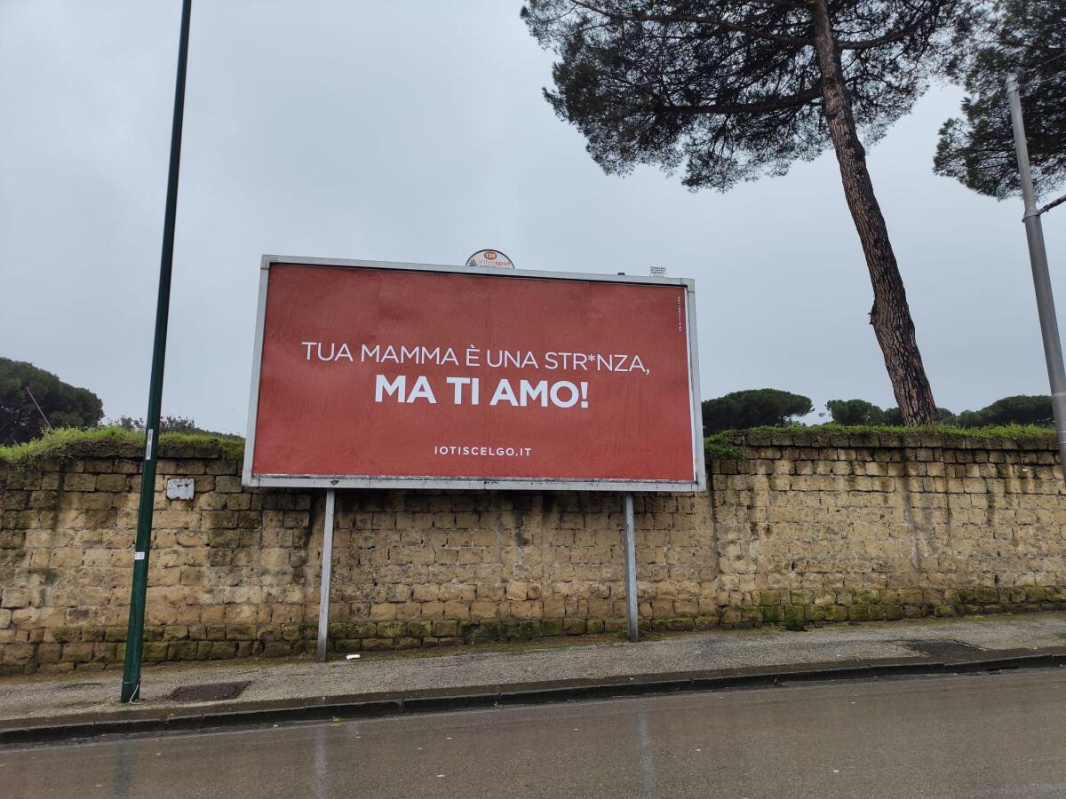 “Io ti scelgo”, amore e matrimonio su post-it giganti in giro per Caserta, Napoli e Aversa  - 