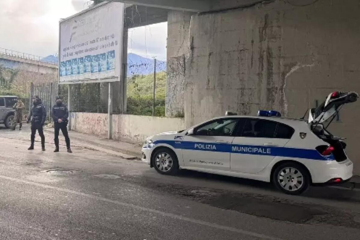 Sventano furto auto, due agenti della Municipale presi a calci e pugni dal ladro - 