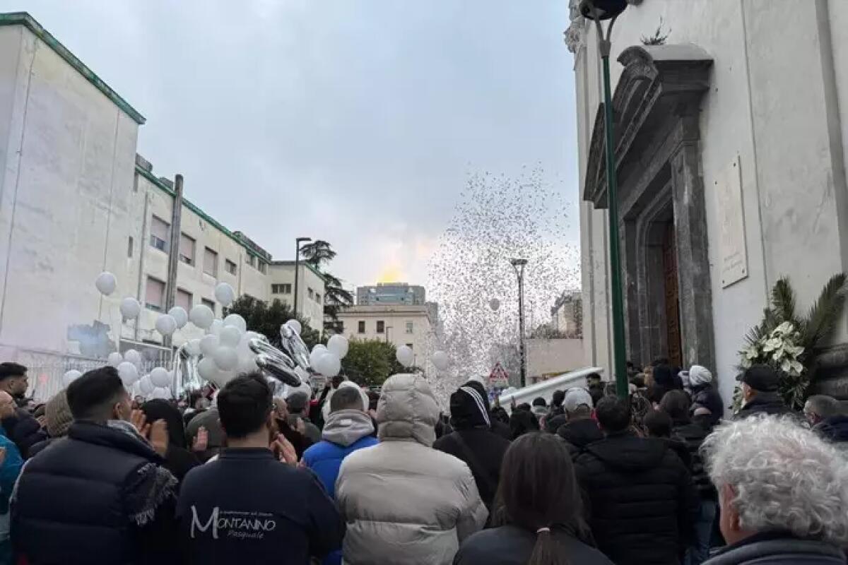 Lacrime e applausi ai funerali di Jlenia, nel manifesto funebre anche l'assassino - 