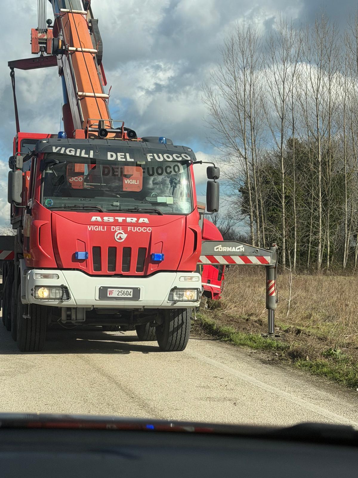 Camion finisce fuori strada lungo la strada Asi Cervinara-San Martino.