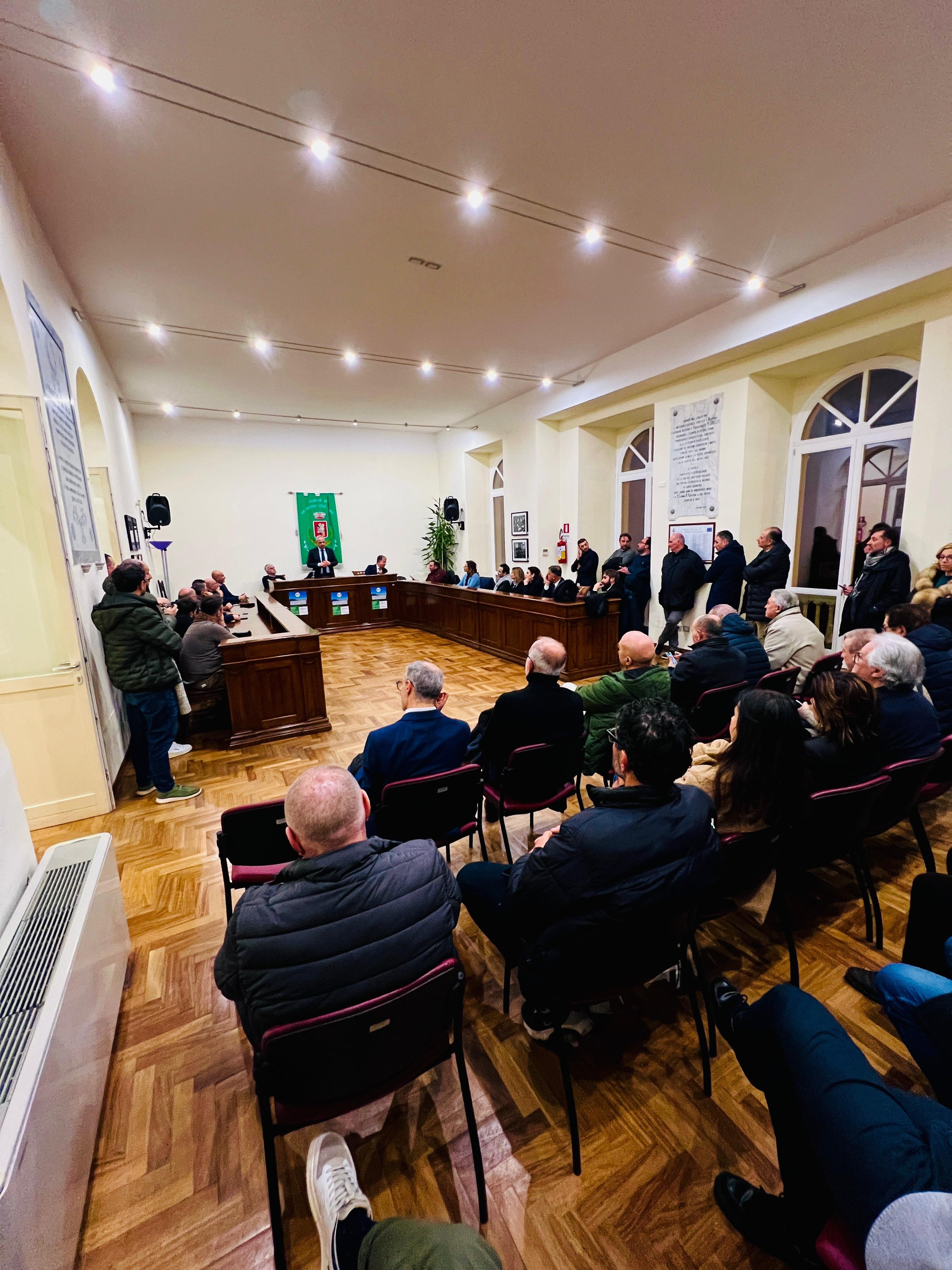 Cervinara. Sui social demonizzano i partiti e poi si presentano ad appuntamenti congressuali del PD