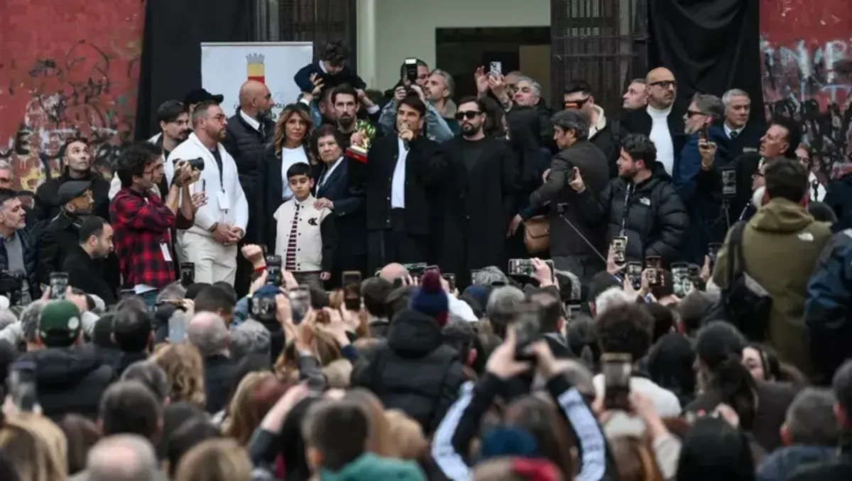 Sal Da Vinci, festa a Chiaia: il ritorno del re di Sanremo - 