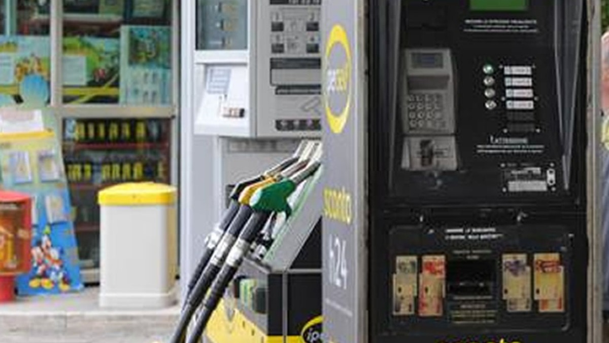 Carburanti, il gasolio sfonda il muro dei 2 euro: è emergenza nazionale - 