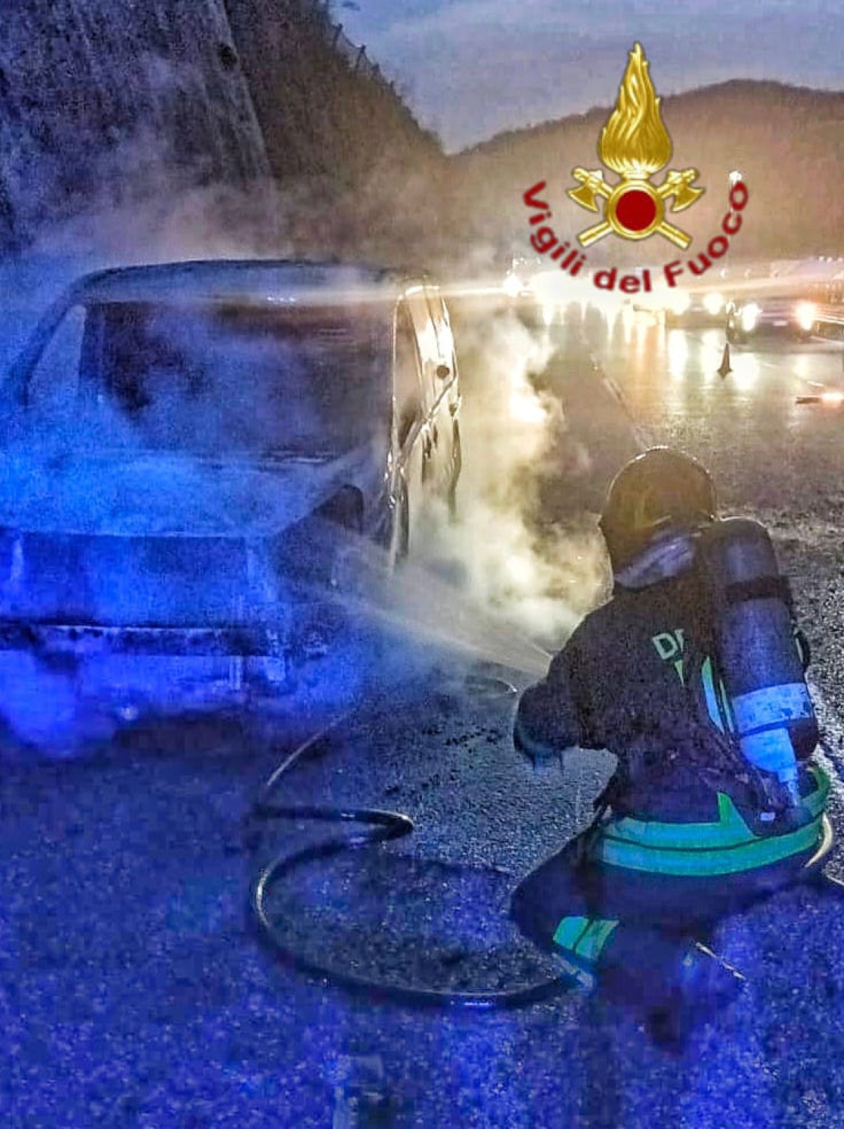 Paura sull'A16: autocarro in fiamme a Monteforte Irpino - 
