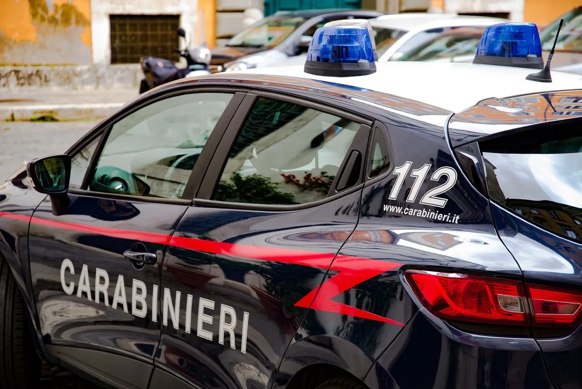Follia tra le mura domestiche: tre madri aggredite dai figli - 