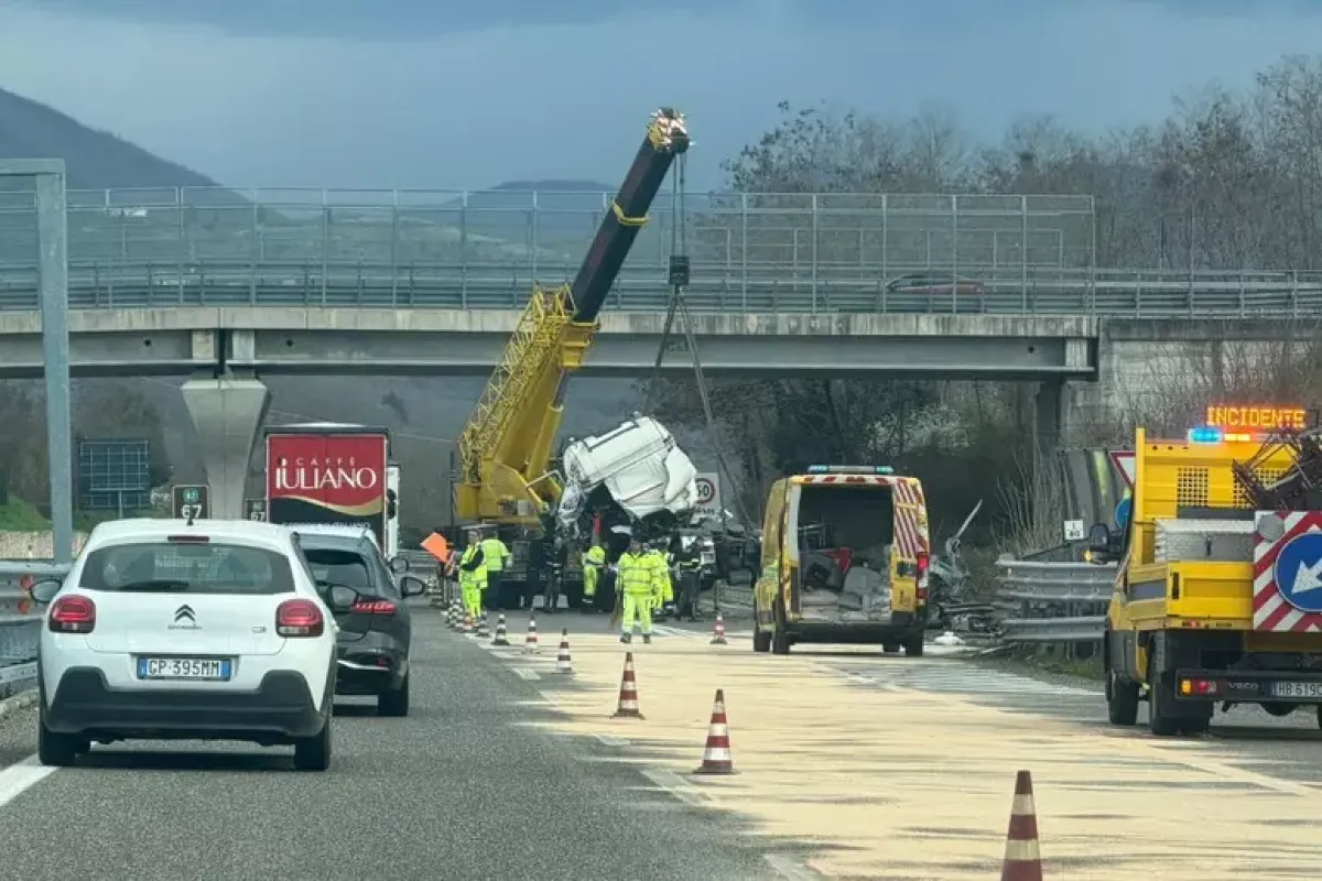 A2 Polla, camion contro guardrail: grave l'autista ferito - 