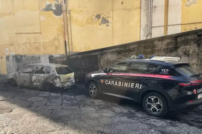 Minaccia la compagna incinta e brucia i vestiti: arrestato - 