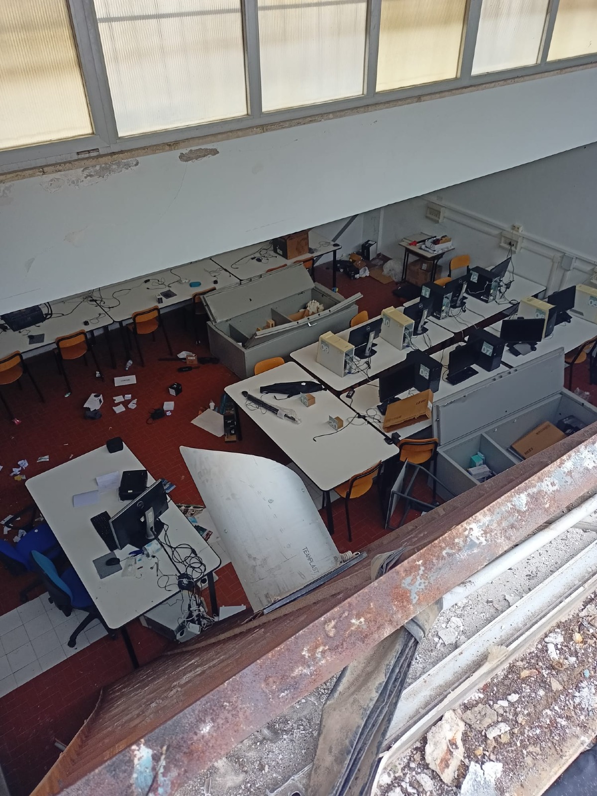 Saccheggio all’ITI Medi:rubati 250 Computer e Futuro Violato - 