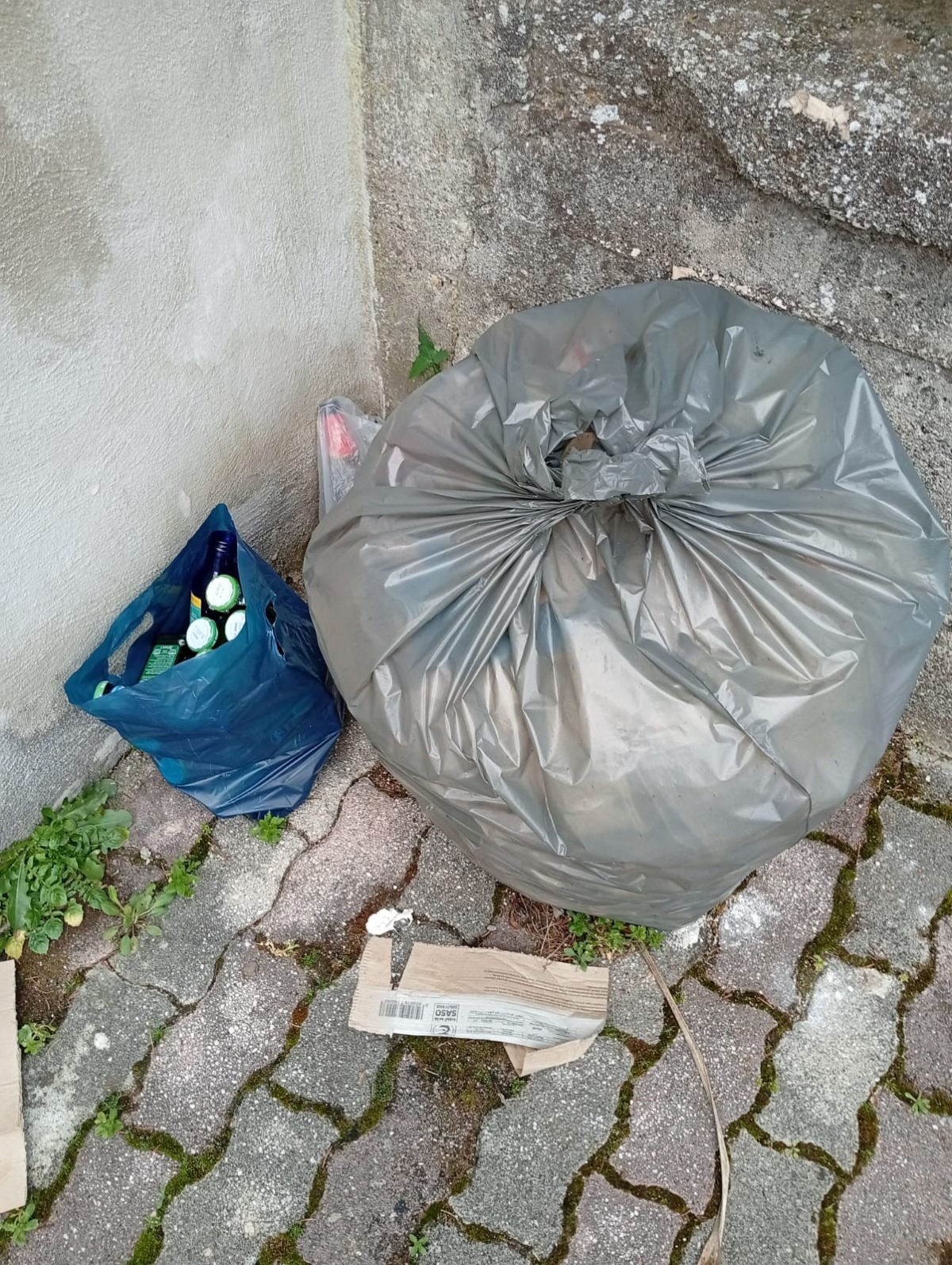 Cervinara, rifiuti davanti agli uffici pubblici - 