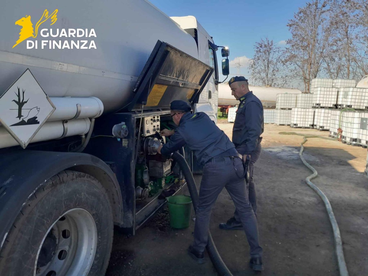 Guardia di Finanza:sequestrati 80mila litri gasolio illegale - 