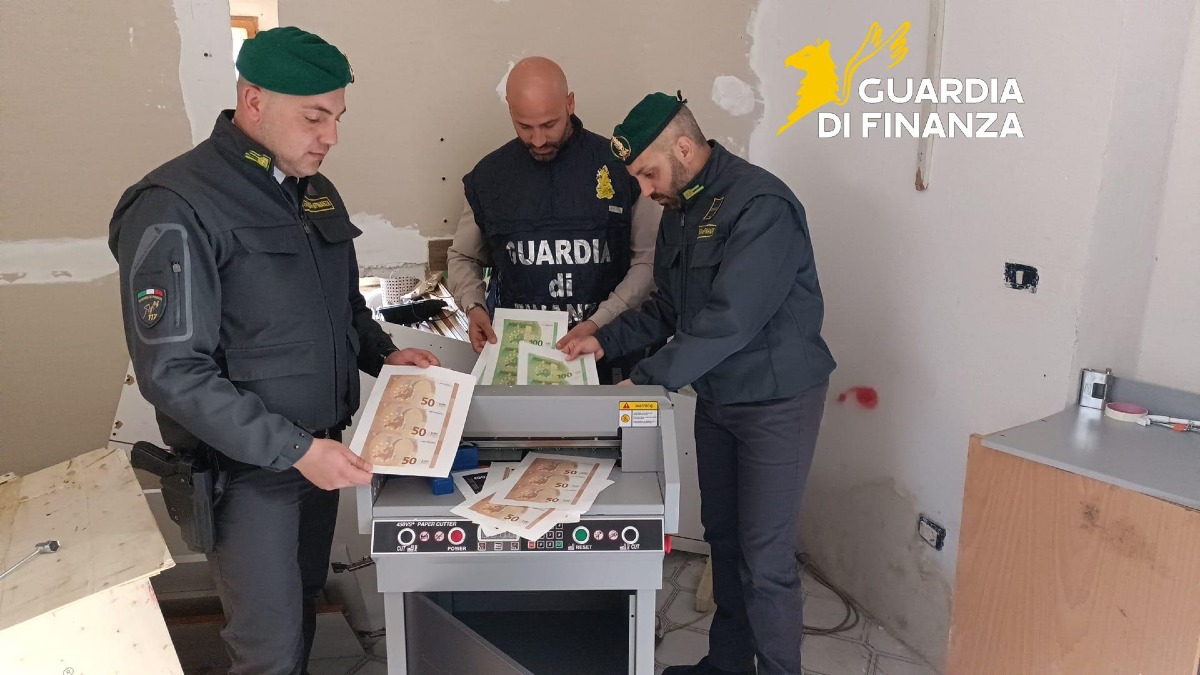 Gdf: sequestrati 2,8 milioni di euro falsi e droga - 