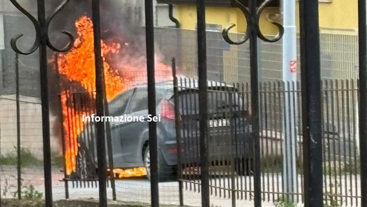 Cervinara:auto in fiamme davanti all'Ufficio Postale Ferrari - 