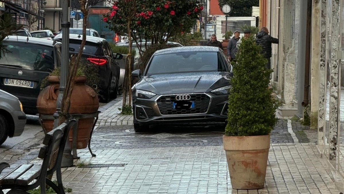 Cervinara, via Roma ostaggio delle auto: marciapiedi negati - 