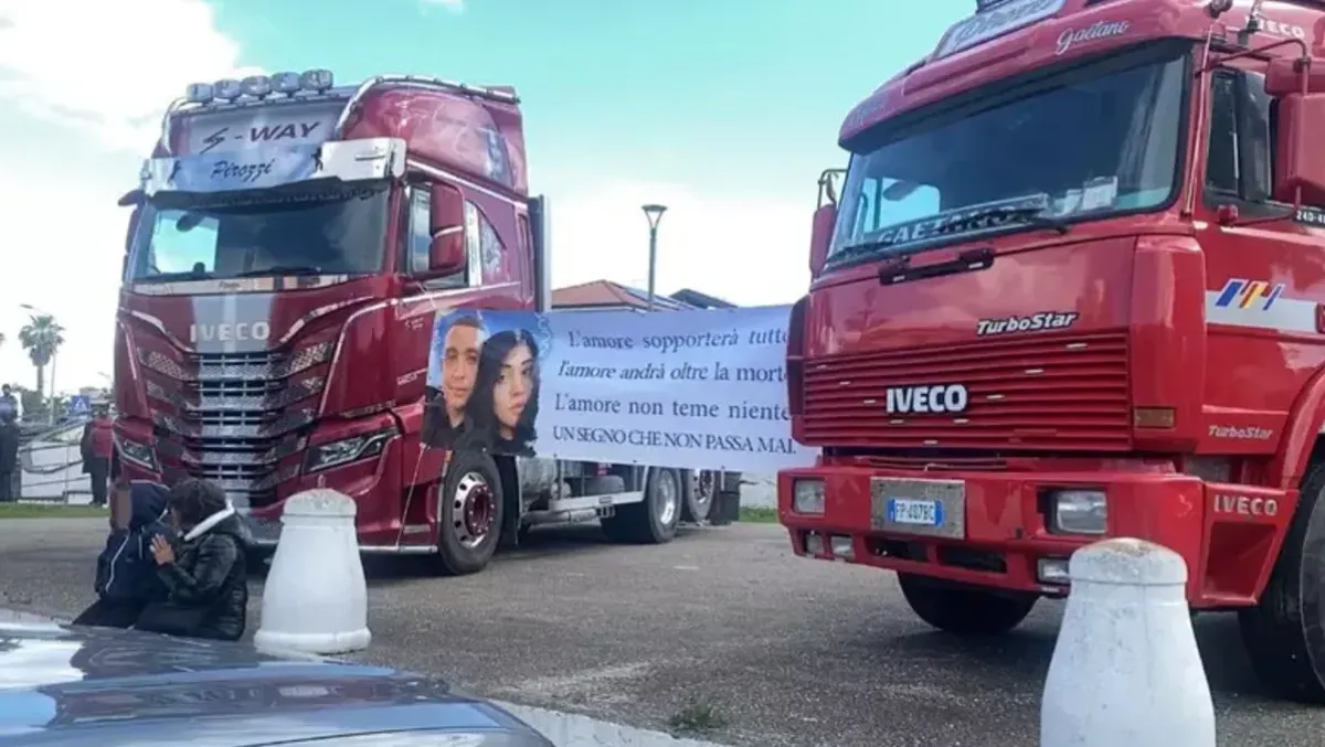L’addio a Michele e Maria: Capaccio si ferma tra i camion - 