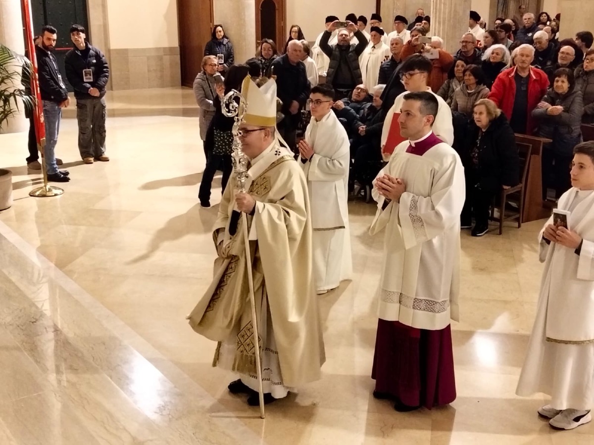 Folla in Duomo per Accrocca: il Sannio abbraccia il Pastore - 