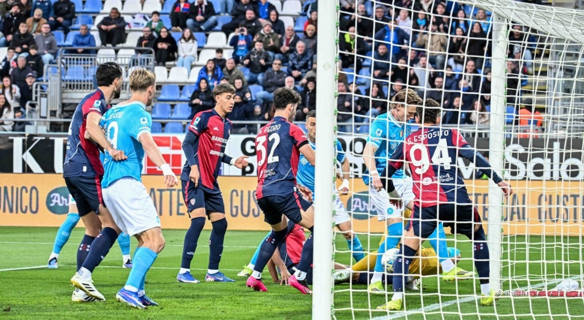 Il Napoli non si ferma più: McTominay firma il "corto muso" azzurro. Cagliari nel baratro. - 