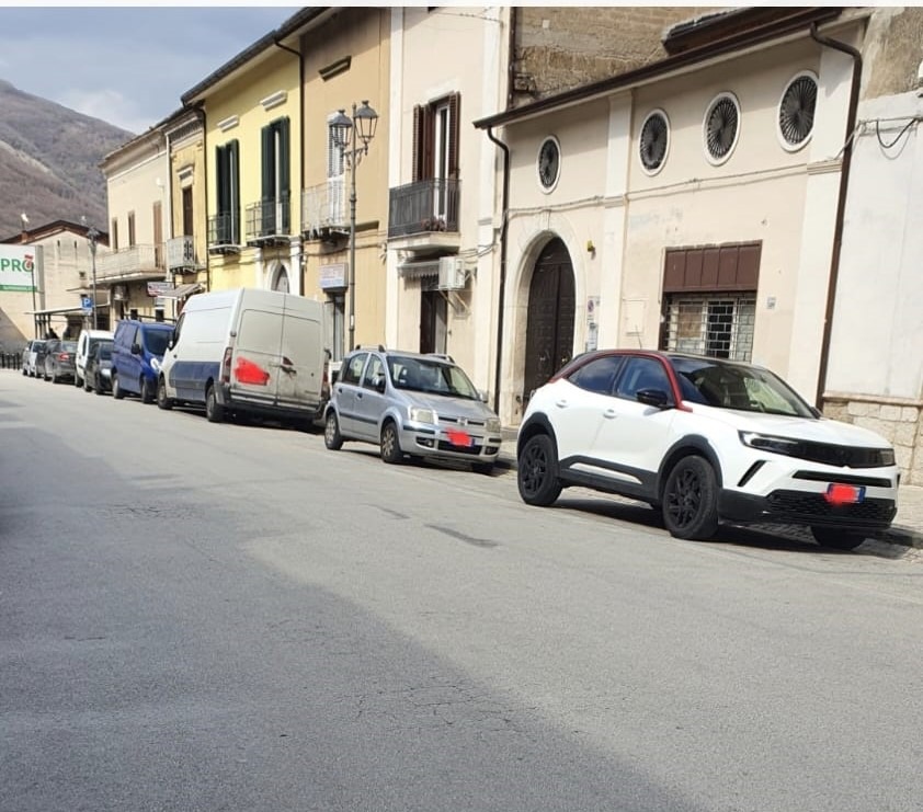 Via Roma a Cervinara: Il "regno" del disco orario fantasma e dei parcheggi privati - 