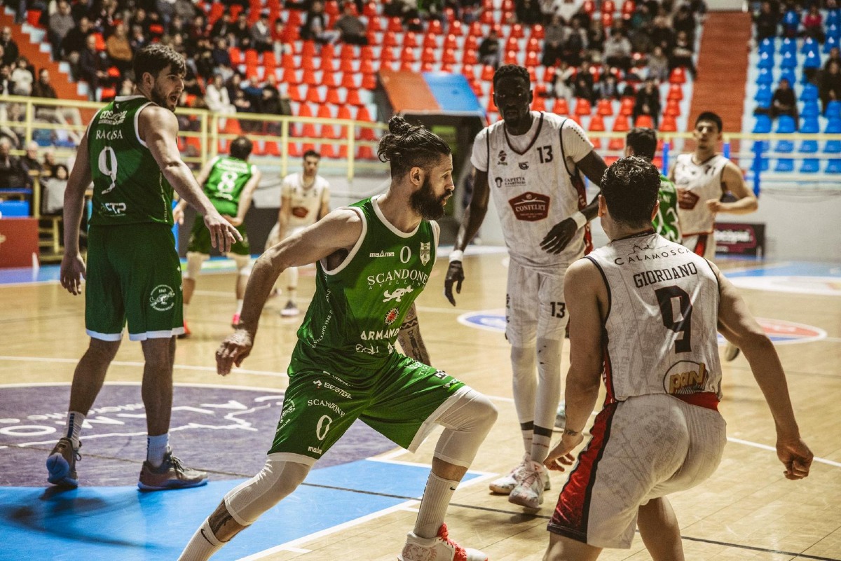 Sette Meraviglie Scandone: Avellino Espugna Cagliari e Aggancia il Secondo Posto - 