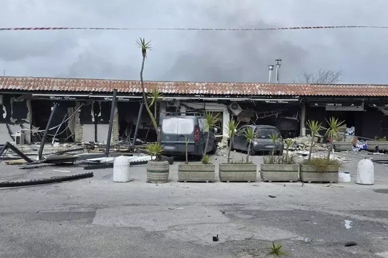 Esplosione a Villaricca: distrutta una pizzeria in allestimento, quattro feriti - 