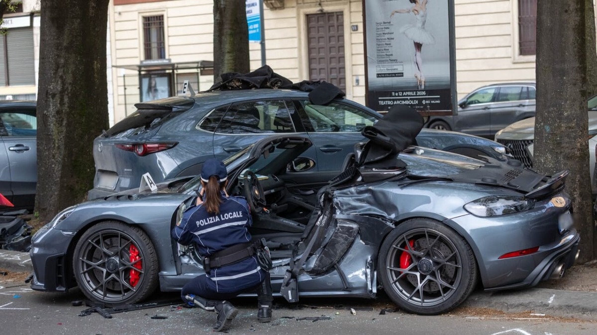 Porsche fuori controllo travolge auto in sosta: tragico bilancio di un morto e due feriti - 