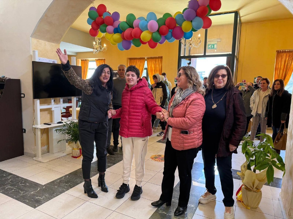 Il Sorriso che Vince Tutto: Il Ritorno alla Vita di Antonia tra i Banchi di Scuola - 