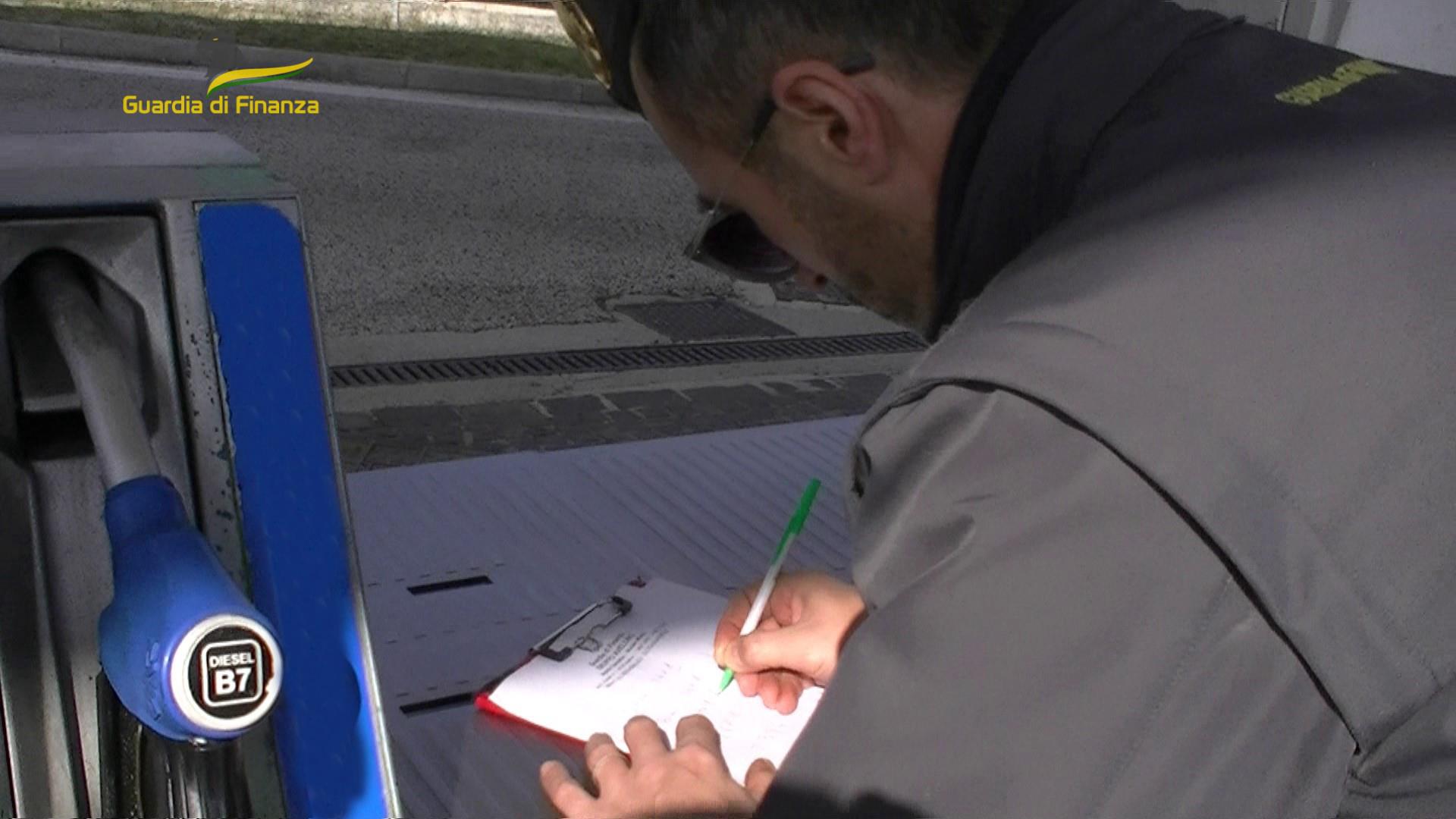 Carburanti a Benevento: raffica di controlli e sanzioni della Finanza - 