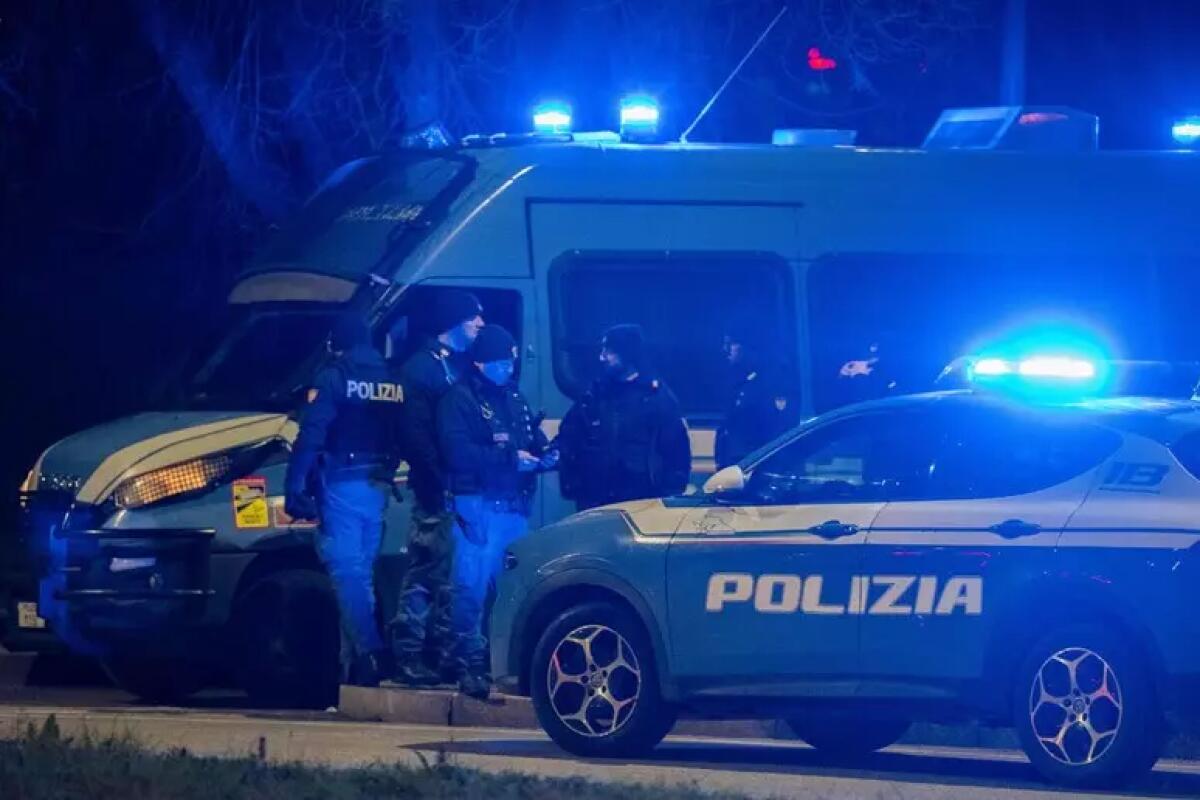 "C'è un raccomandata da firmare" poi entrano in casa, la imbavagliano e la violentano - 