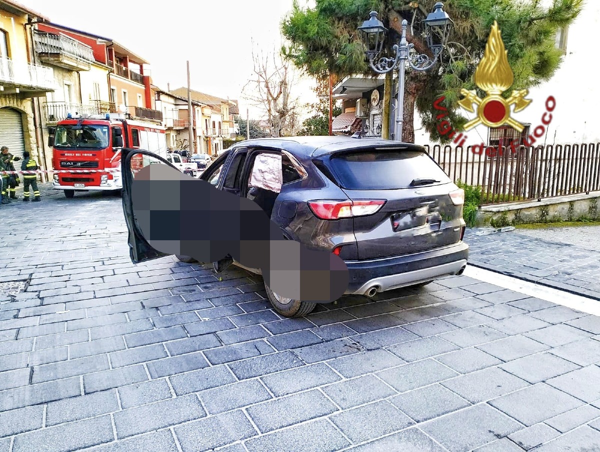 Vallata Esplosione Bancomat Auto danneggiata