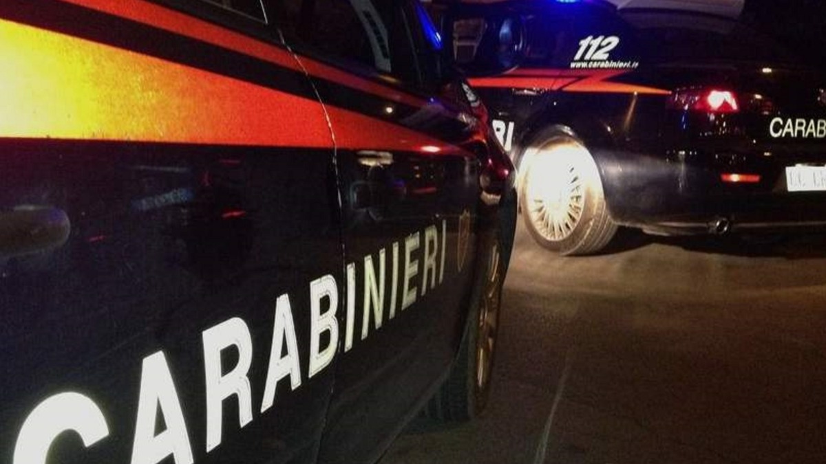 Fiamme all'ingresso di un'abitazione, famiglia di cinque persone in salvo - 