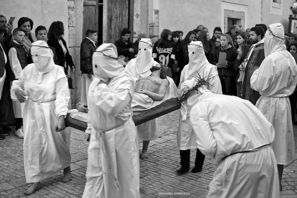 Il Silenzio, il Passo Scalzo, la Croce: a San Lorenzo Maggiore si rinnova il Mistero dei Battenti - 