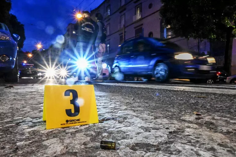 Borrelli: "Criminali sparano tra le divise, sfida aperta allo Stato" - 