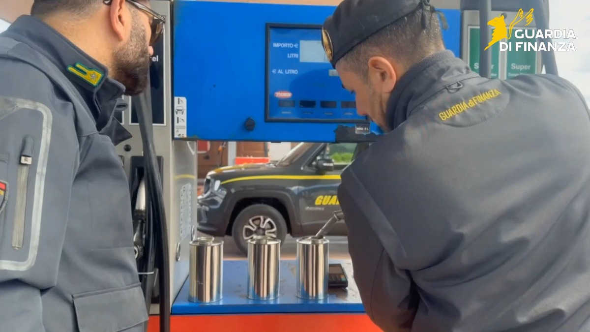 Carburante "truccato" al distributore: sequestrati 4.500 litri di gasolio pericoloso - 