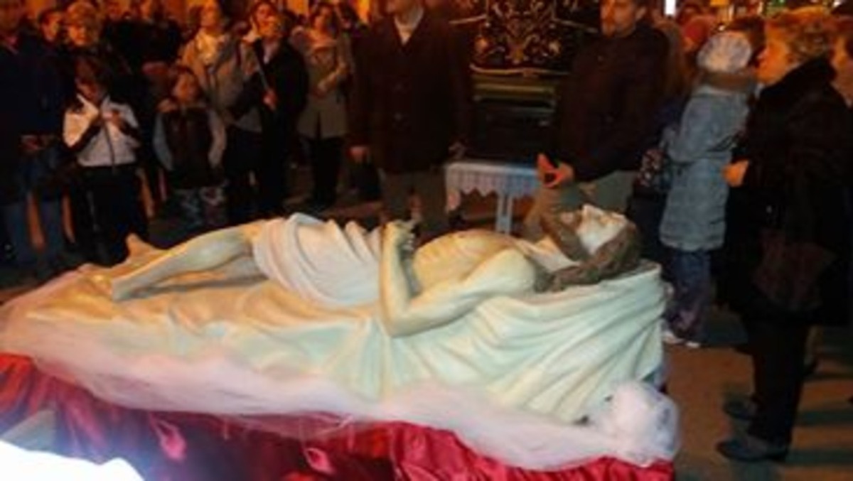 Cervinara. Il Dolore e la Speranza: Il Rito dell'Incontro tra l'Addolorata e il Cristo Morto - 