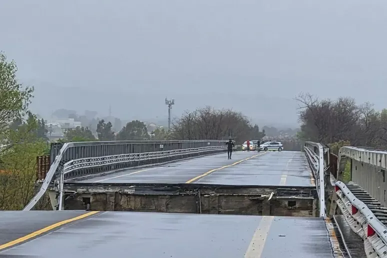 Molise in ginocchio: crolla il ponte sul Trigno e fiumi esondati. Adriatica spezzata in due - 