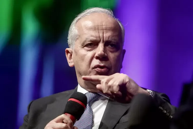 Piantedosi tira dritto: "Nessun favoritismo", il Viminale si blinda nel silenzio - 