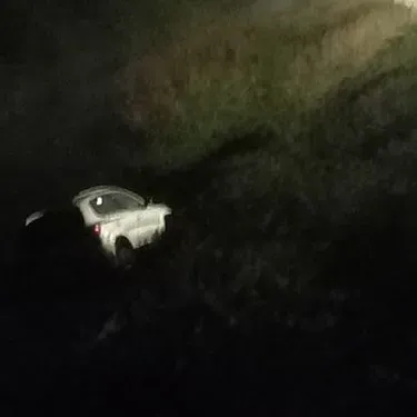 Agente fuori servizio salva 23enne finito con l'auto nel fiume - 