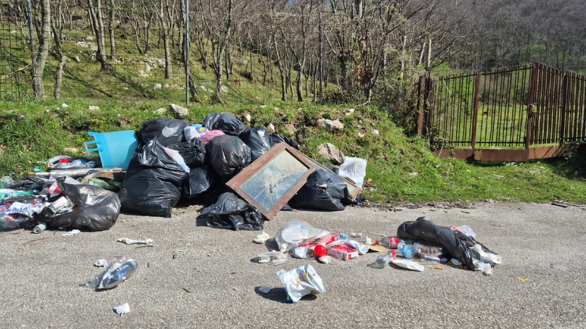 Pasquetta alla Località Coppola: la Montagna diventa una discarica a cielo aperto. - 