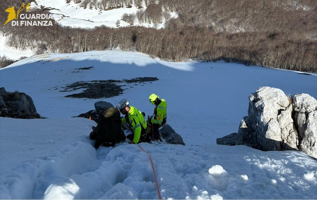 Cervati: soccorsi due alpinisti dispersi tra la neve dal S.A.G.F. - 
