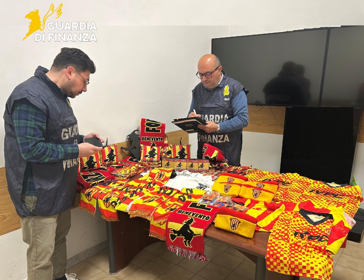 Benevento, Guardia di Finanza sequestra gadget contraffatti del Club - 
