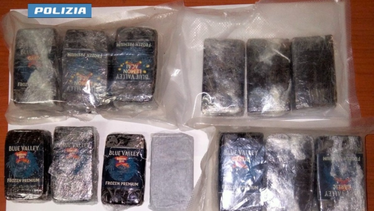 Blitz antidroga sulla Statale Appia: sequestrati 2 kg di hashish, arrestato 25enne - 