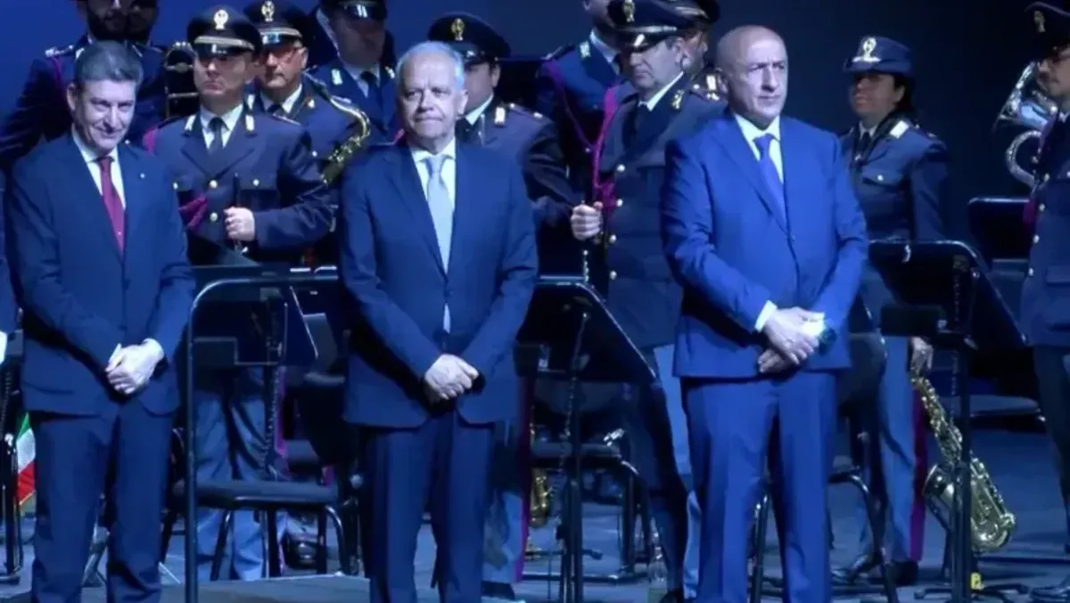 Avellino, Piantedosi e Pisani al Teatro Gesualdo per premiare gli agenti della Polizia - 