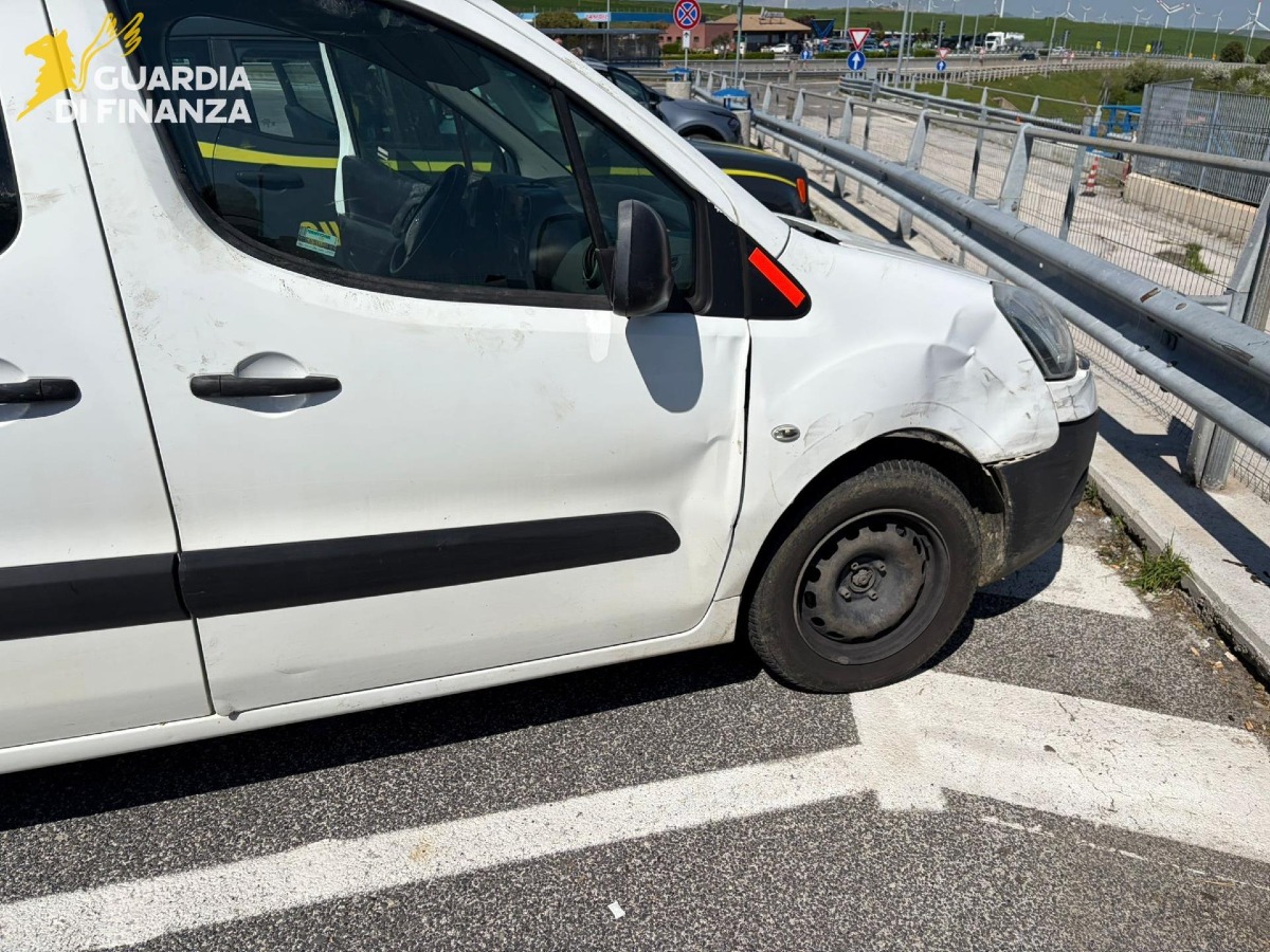 Avellino, auto rubata e fuga a piedi: arrestati due cittadini stranieri - 
