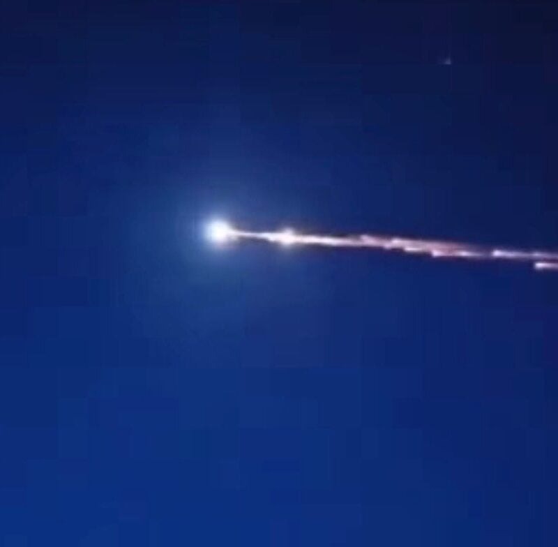 Scie luminose tra Puglia e Campania: il mistero del razzo cinese si dissolve all'alba - 