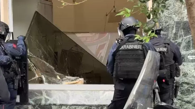 Napoli, Terrore al Vomero: Rapina con Ostaggi in Piazza Medaglie d’Oro - 