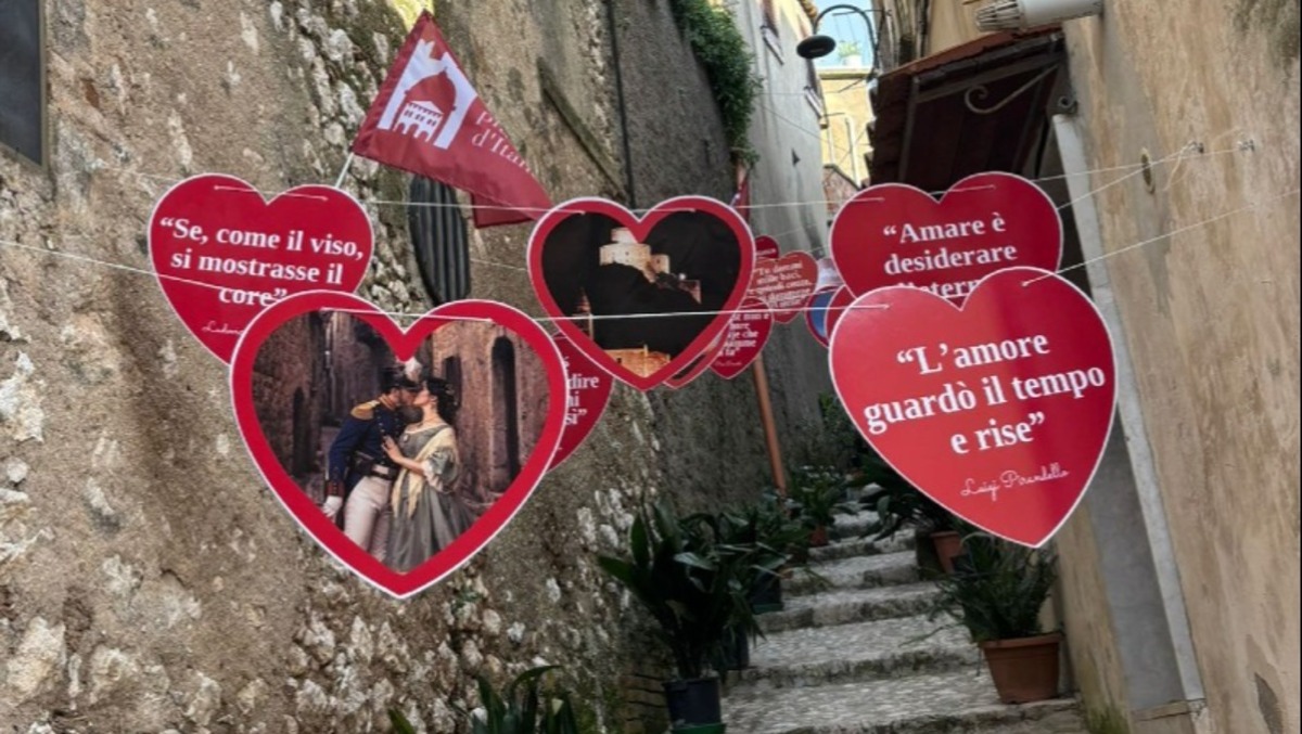 Un battito sospeso tra le pietre: nasce a Montesarchio il Vicolo degli Innamorati - 