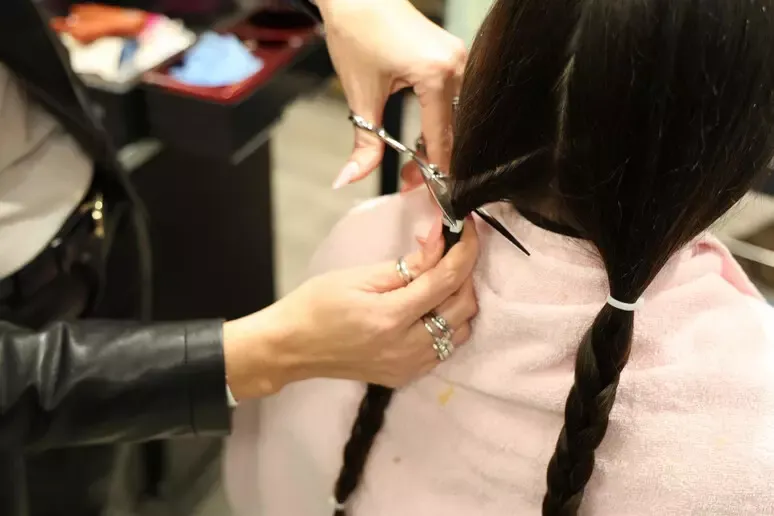 Taglia una ciocca a due alunne: caos in una Scuola Media - 