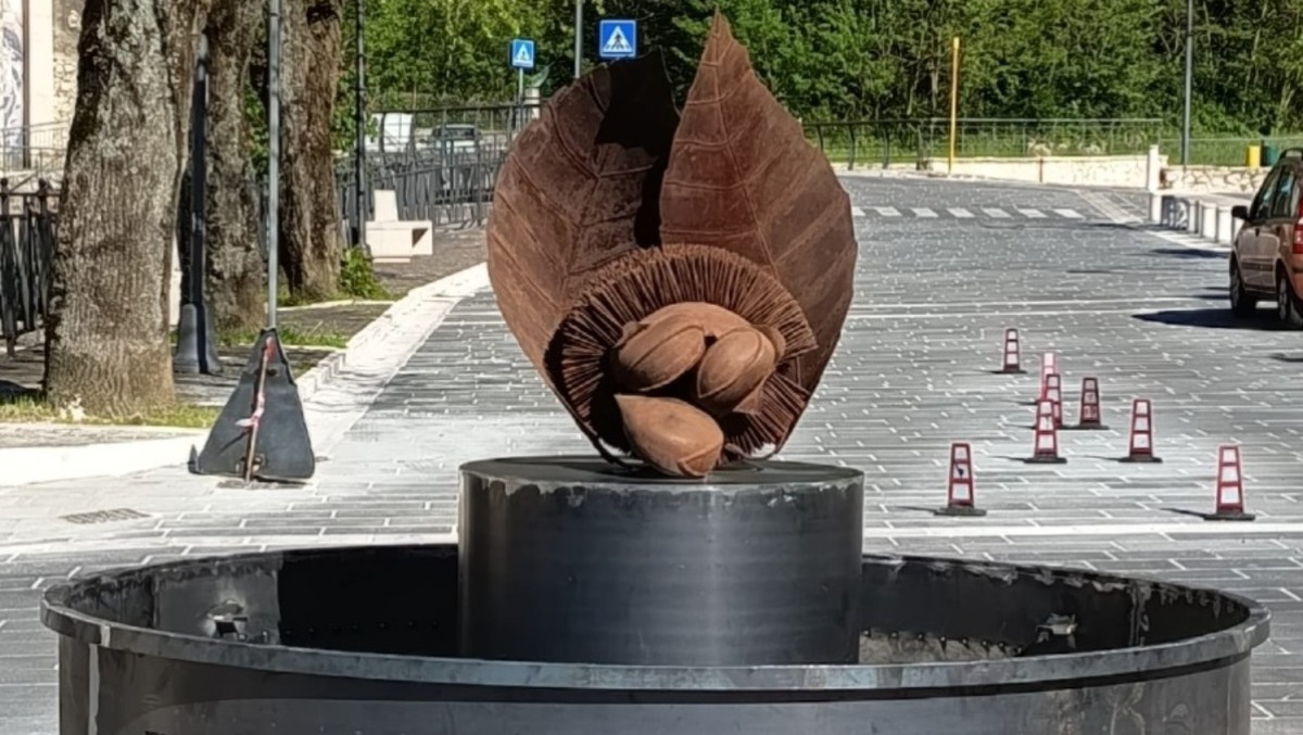 Cervinara celebra la sua identità: svelato il monumento alla Castagna - 