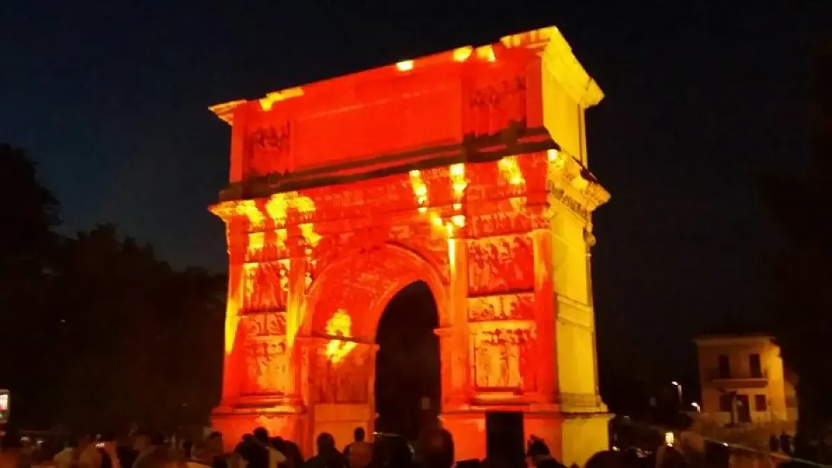 Benevento, l'Arco di Traiano si illumina per la promozione in serie B - 